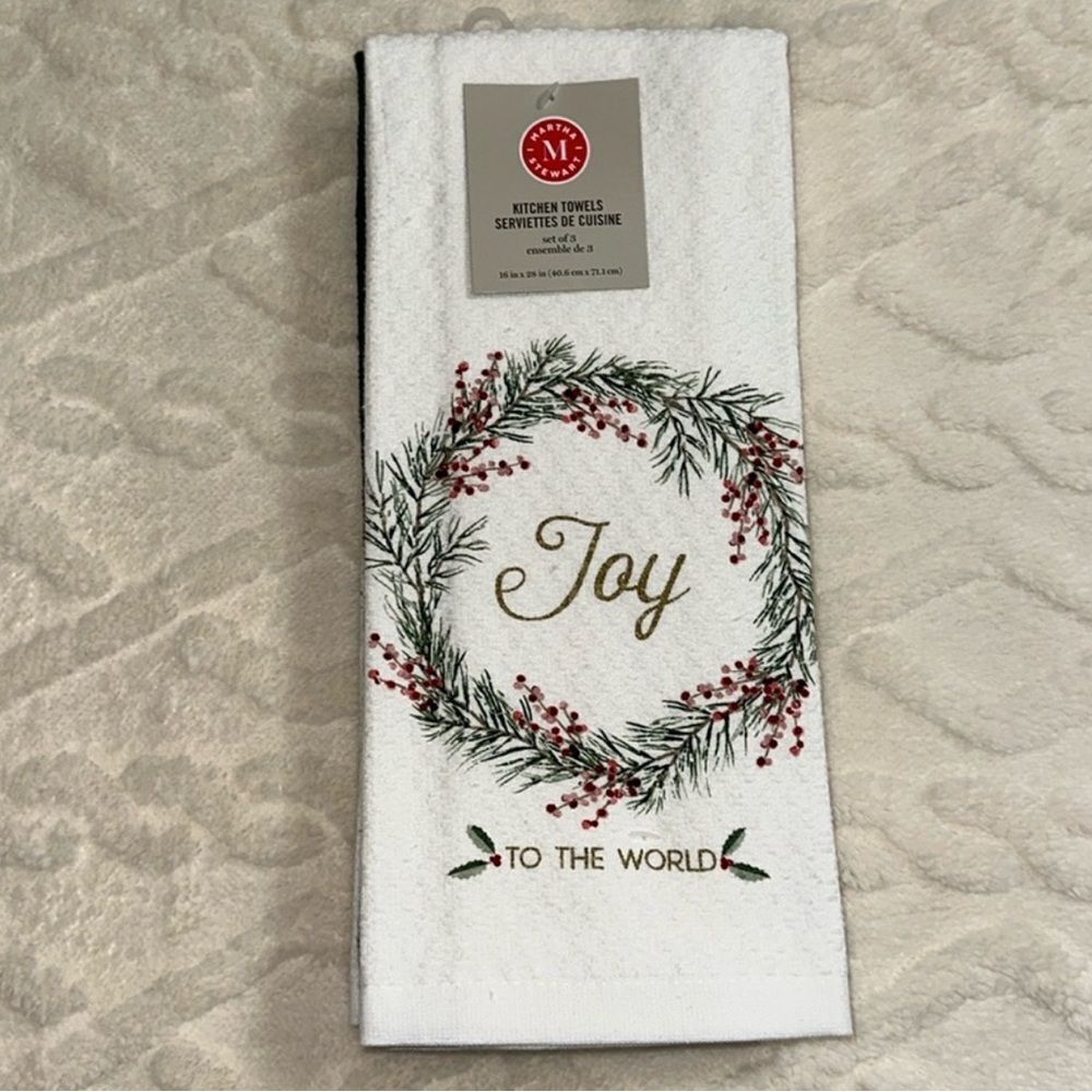 MARTHA STEWART White Gold Red Wreath Green Cotton Kitchen 3 Towel Gift Set